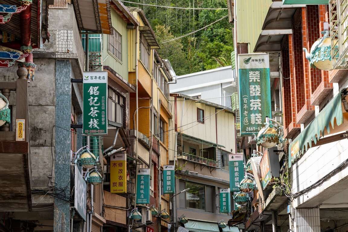 一間光線昏暗的房間,裡面有投影螢幕、桌椅和餐桌椅。