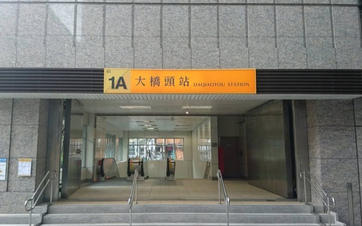 一間光線昏暗的房間，裡面有投影螢幕、桌椅和餐桌椅。