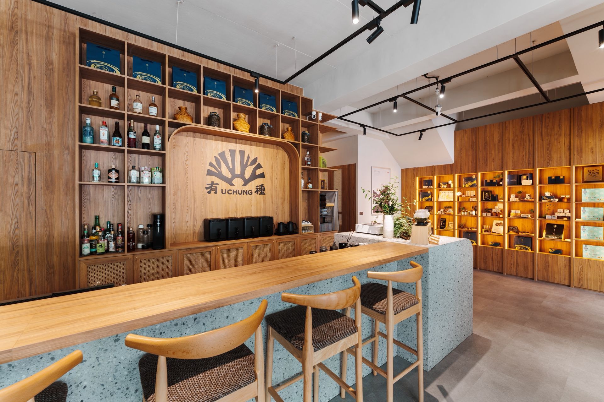 一間光線昏暗的房間,裡面有投影螢幕、桌椅和餐桌椅。