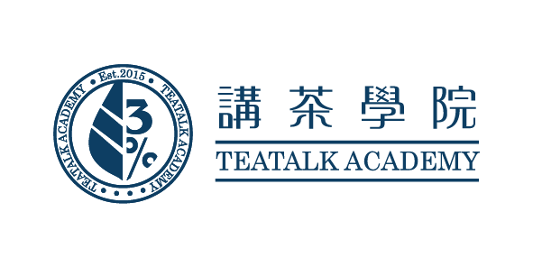 一間光線昏暗的房間,裡面有投影螢幕、桌椅和餐桌椅。