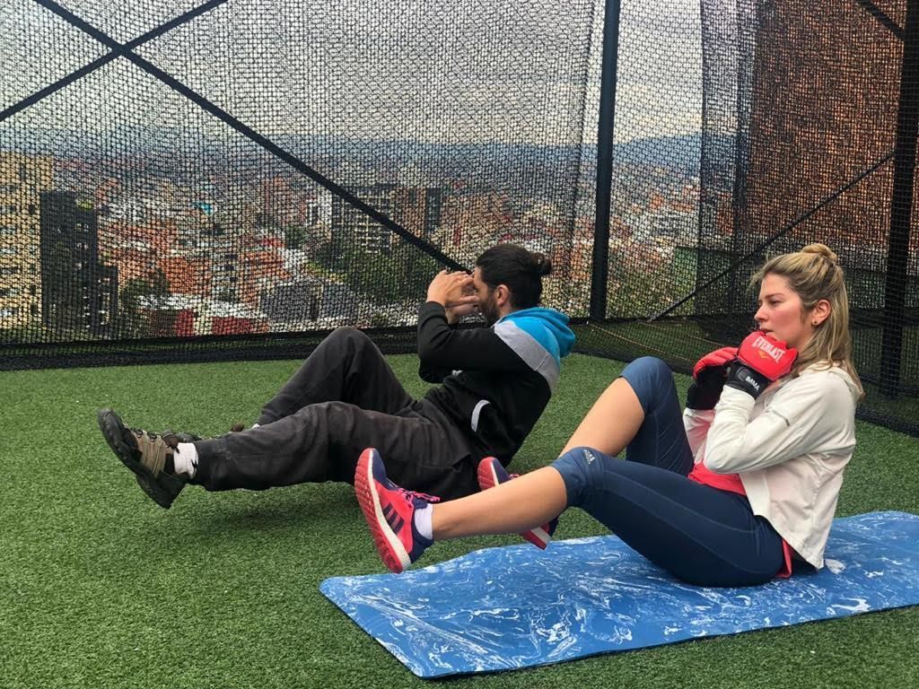 Andrea Guerrero entreando con entrenador personal a domicilio en Bogotá