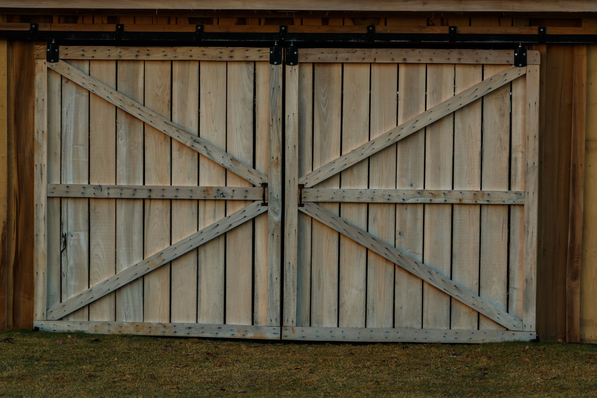 Sliding barn door for pole barns
