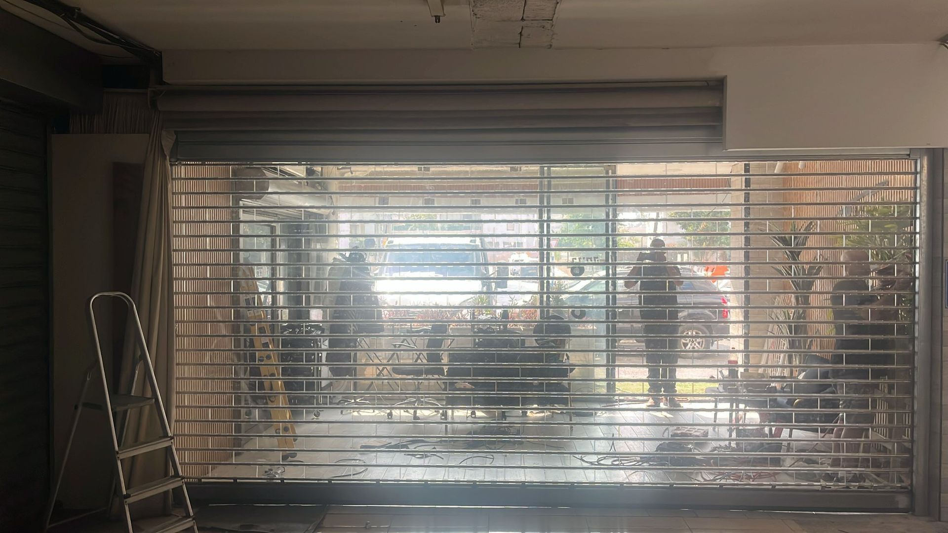 תריסים שקופים לעסקים