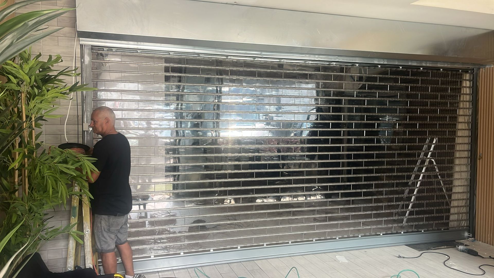 תריסים שקופים לעסקים