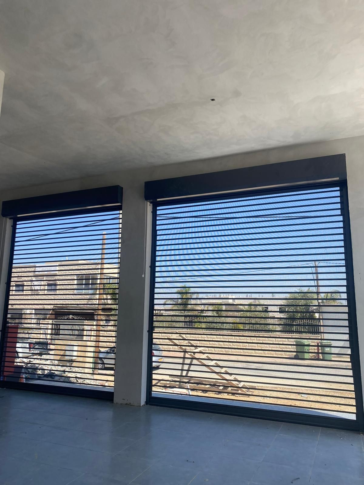 תריסים שקופים לעסקים