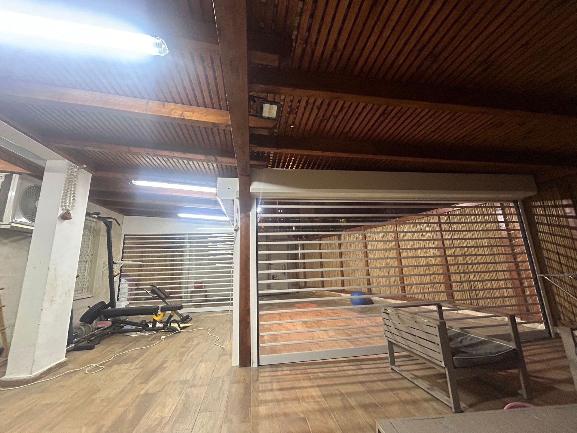 תריסים שקופים לעסקים