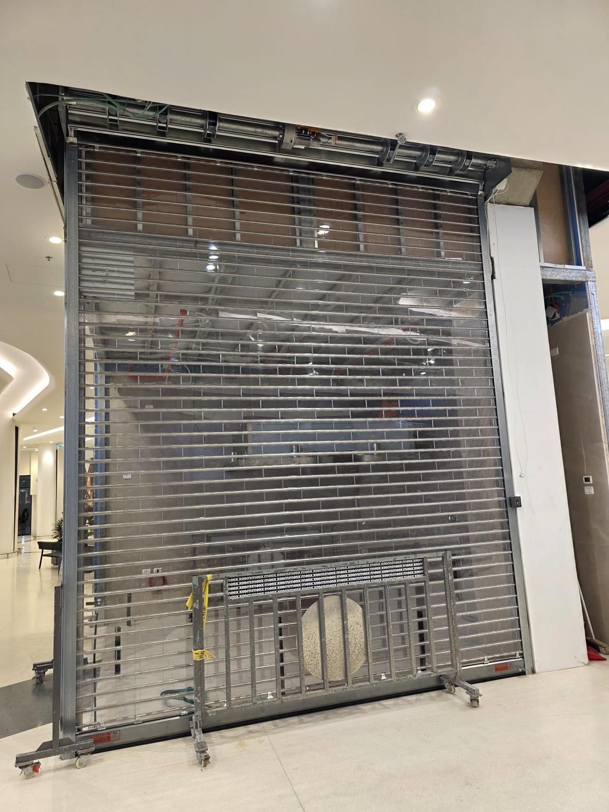 תריס פוליקרבונט פסים שקוף