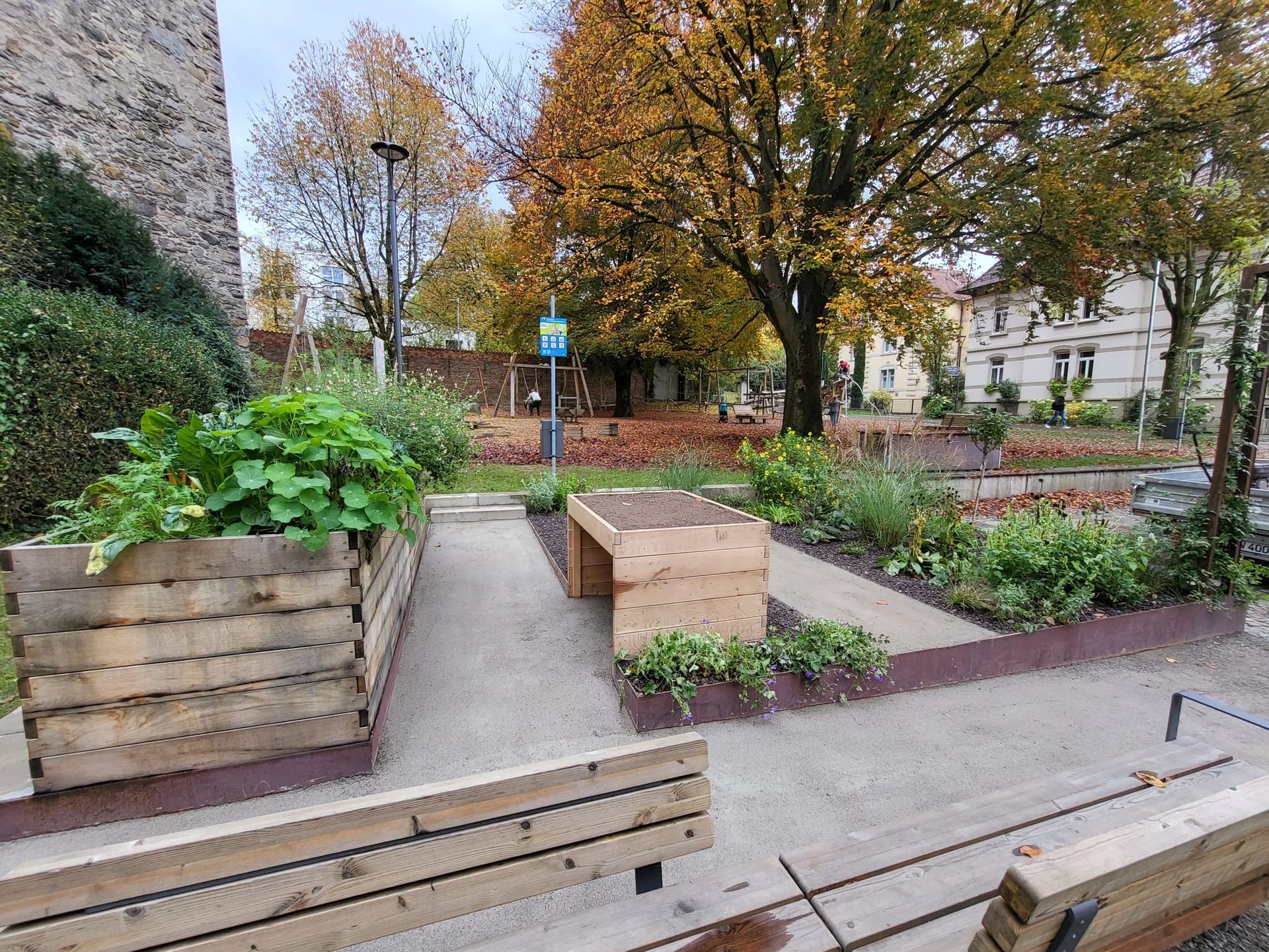 Ein Spielplatz mit Basketballkorb und Schaukeln