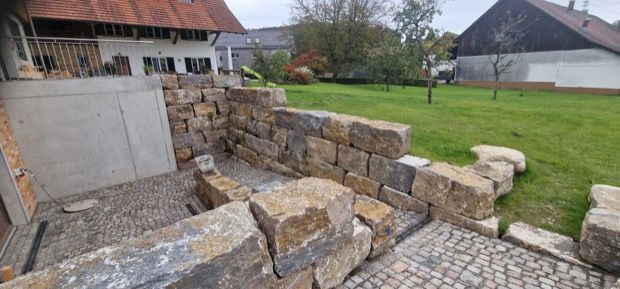 Auf einem Parkplatz wird ein Betonweg gebaut