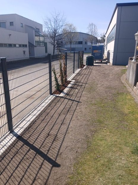 Auf einem Parkplatz wird ein Betonweg gebaut
