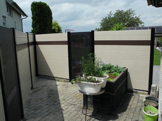 Ein Grill steht an der Seite eines Gebäudes