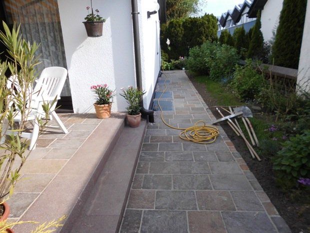 Ein Gehweg mit einem Schlauch an der Seite