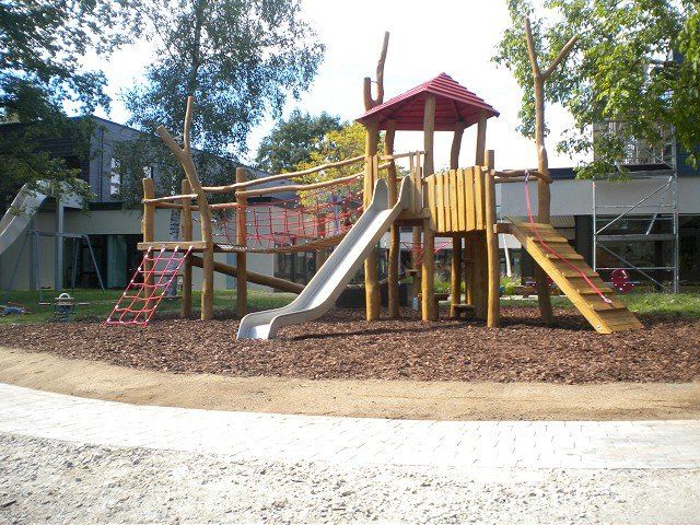 Ein Holzspielplatz mit Rutsche und Treppe