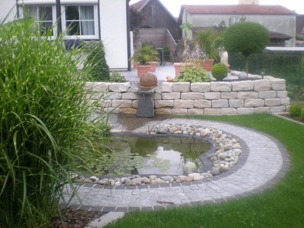 Ein Garten mit einem Teich in der Mitte