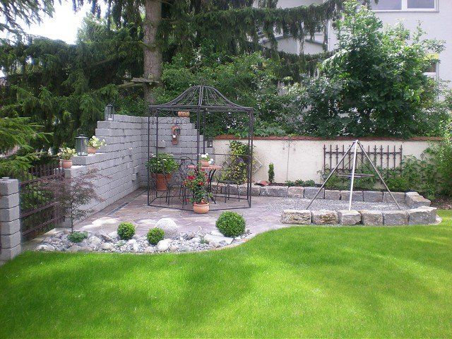 In der Mitte des Hinterhofs steht ein Pavillon.