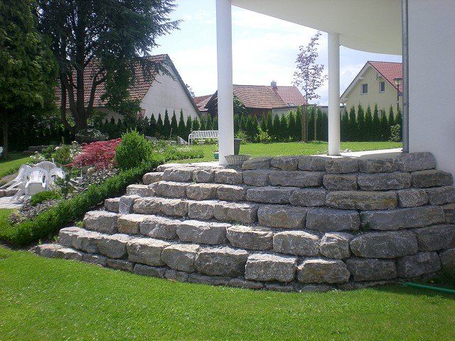 Eine Reihe von Steinstufen, die zu einem Haus führen