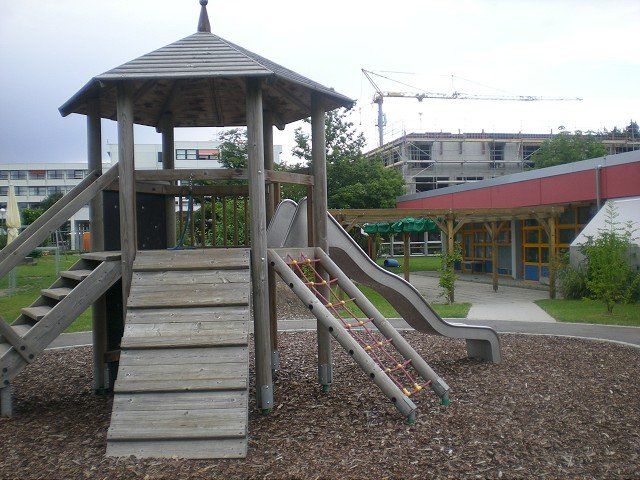 Ein Holzspielplatz mit Rutsche und Treppe