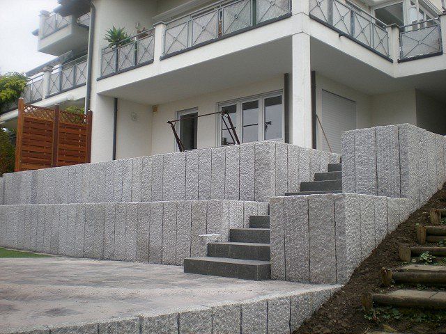 Ein Haus mit einem Balkon und einer Treppe, die dorthin führt