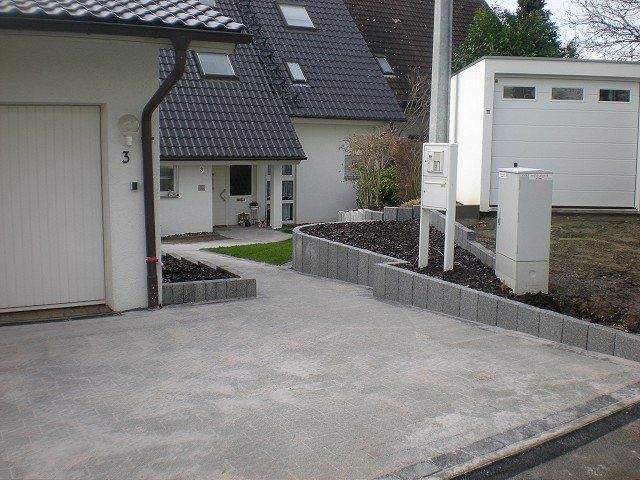 Ein weißes Haus mit der Nummer 3 an der Seite