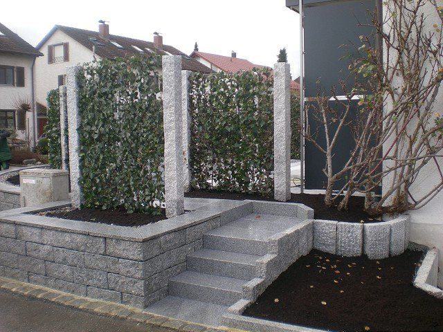 Eine Steinmauer mit Treppen, die hinaufführen