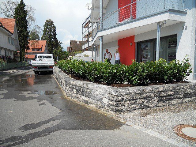 Ein weißer Lastwagen steht vor einem Gebäude