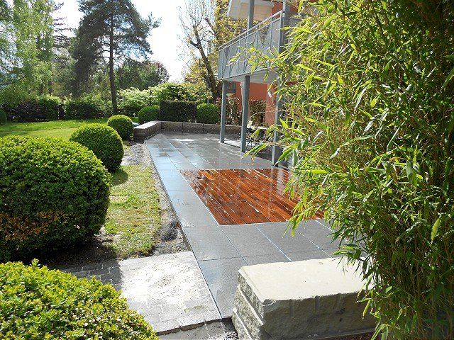 Eine Terrasse mit einem Holzboden in der Mitte