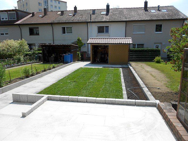 Eine Häuserreihe mit einem Schuppen im Hinterhof