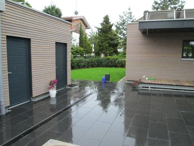 Ein Backsteinhaus mit einer Terrasse davor