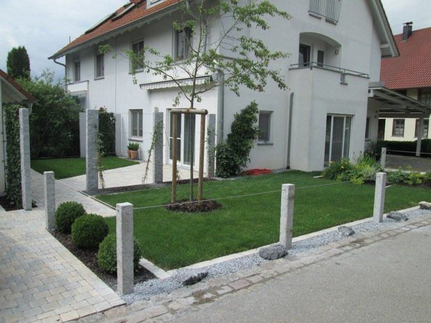 Ein weißes Haus mit einem Baum davor