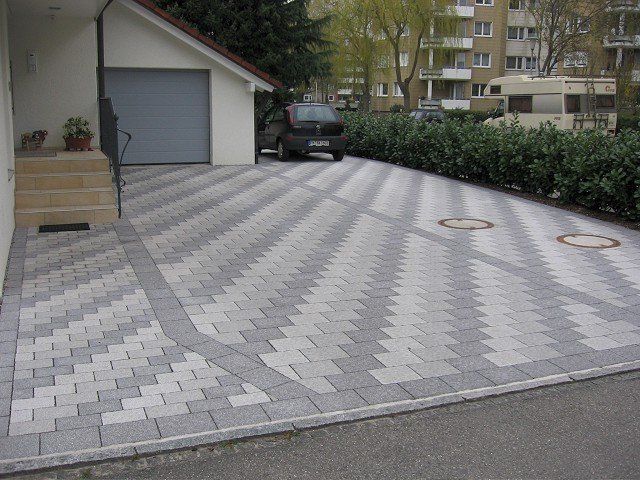 Ein Auto steht in einer Einfahrt neben einer Garage