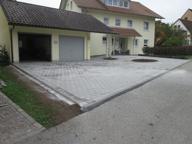 Ein Haus mit Garage und davor liegender Einfahrt