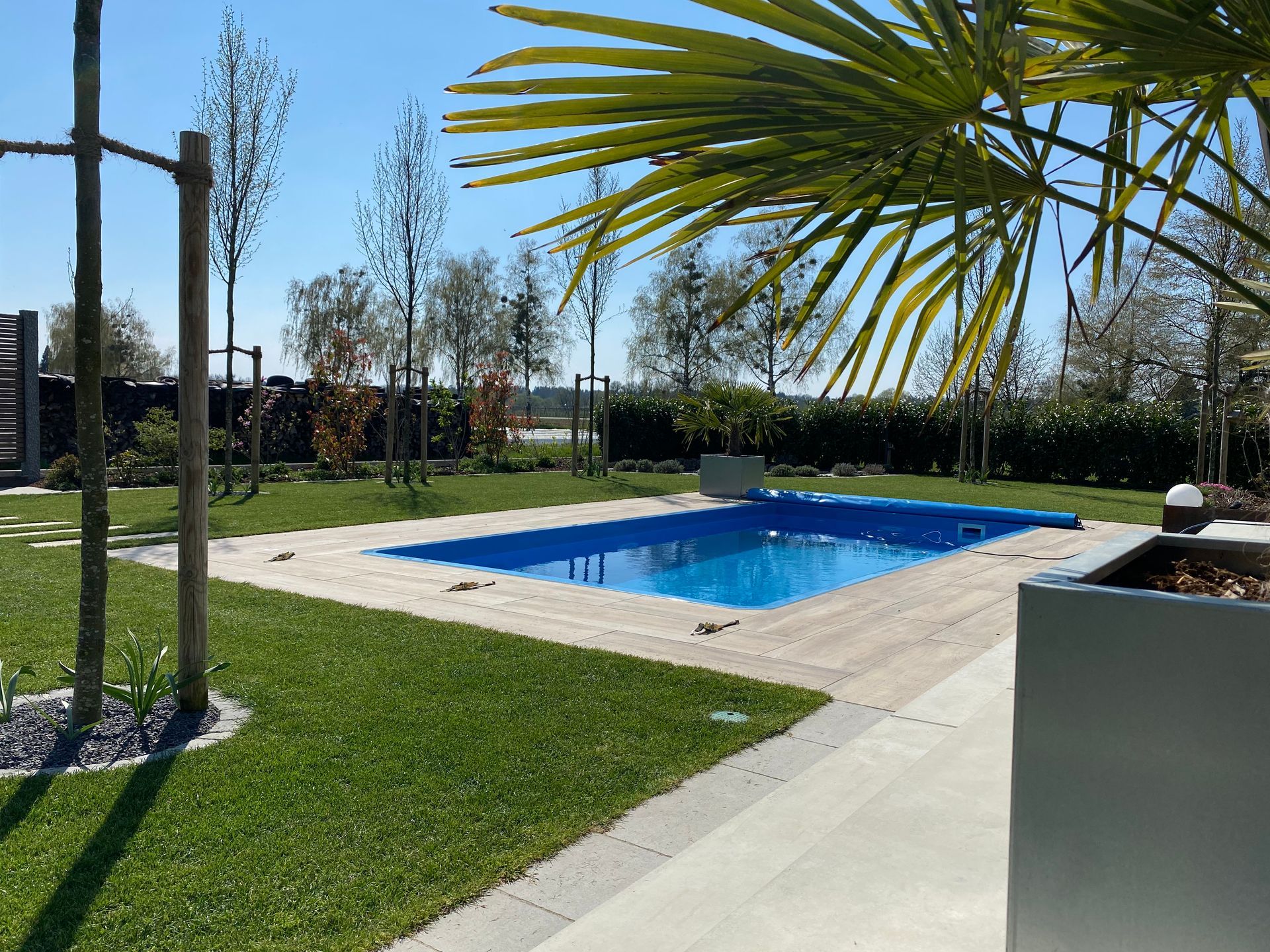 Es gibt eine Terrasse mit einem Tisch und Stühlen.