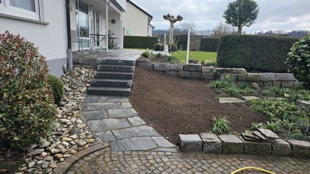 Ein Grill steht an der Seite eines Gebäudes