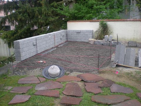 In einem Hinterhof wird ein Steinweg gebaut.