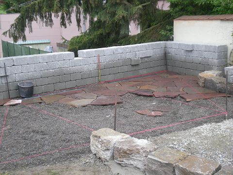 In einem Hinterhof wird eine Ziegelmauer gebaut