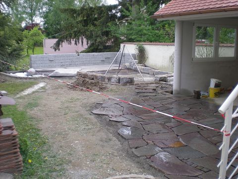 Vor einem Haus wird eine Steinterrasse gebaut
