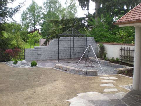 Ein Hinterhof mit einem Pavillon und einer Backsteinmauer