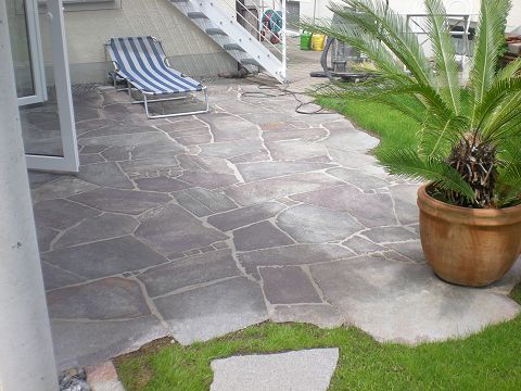 Eine Terrasse mit einem Stuhl und einer Topfpflanze