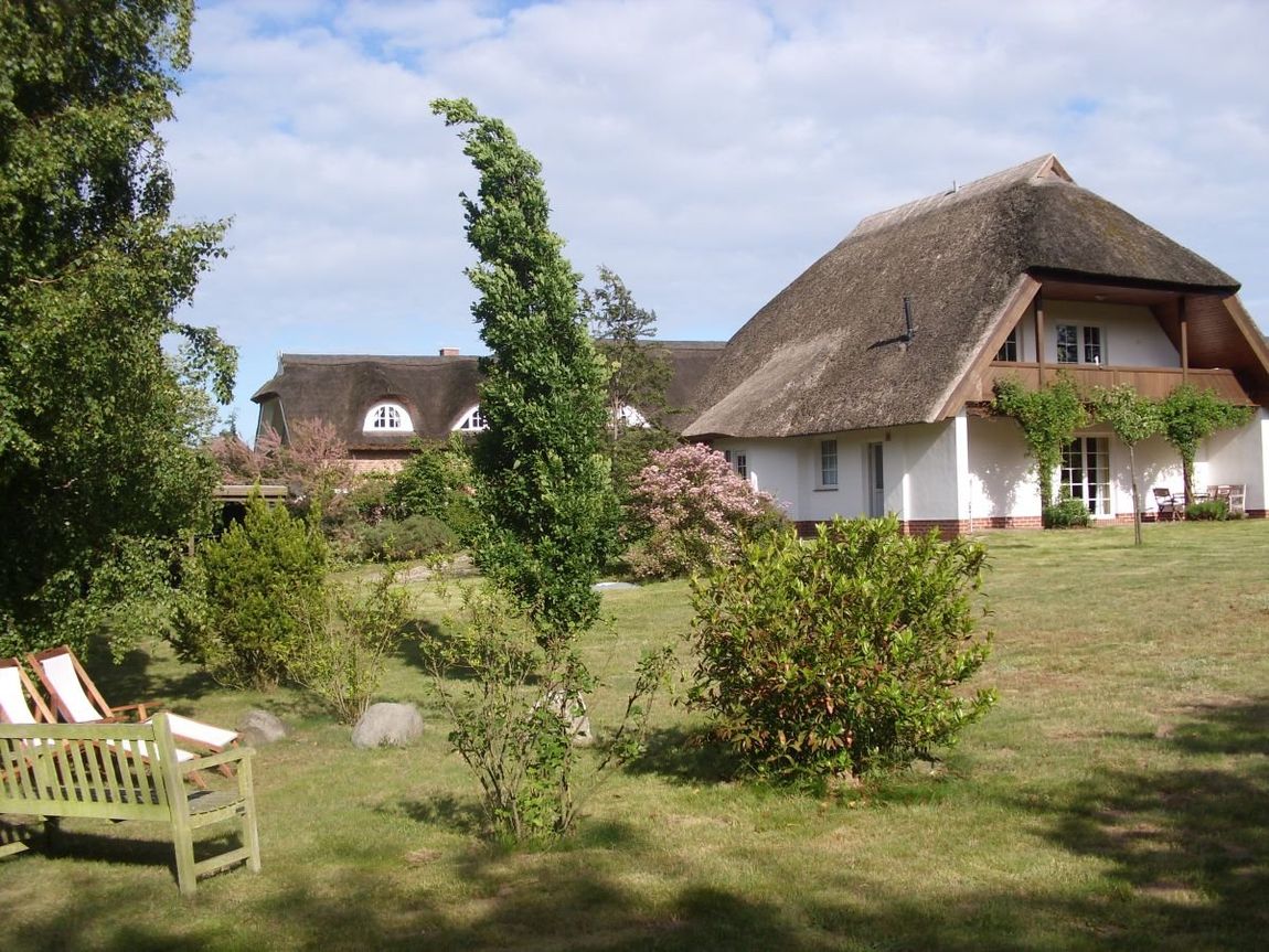 Das Reetdach-Landhaus mit der ruhigen Ferienwohnung und dem weiten Garten.