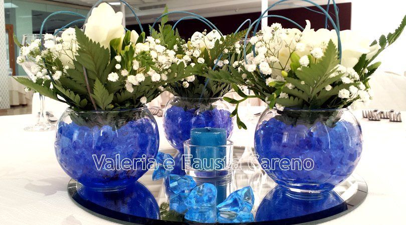 tre vasi con fiori all`interno