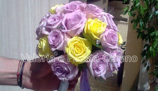 bouquet di rose viola e gialle