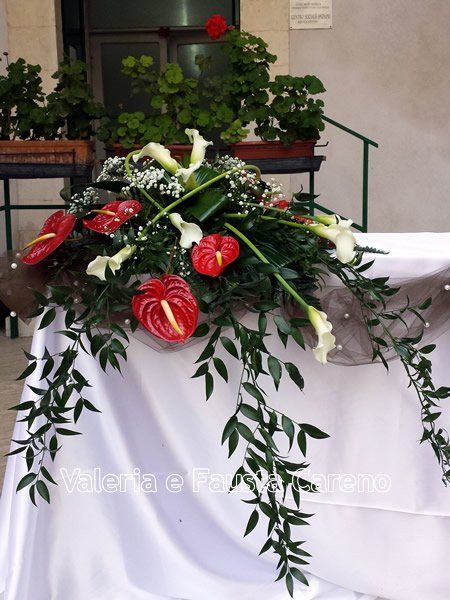 tavolo con mazzo di fiori