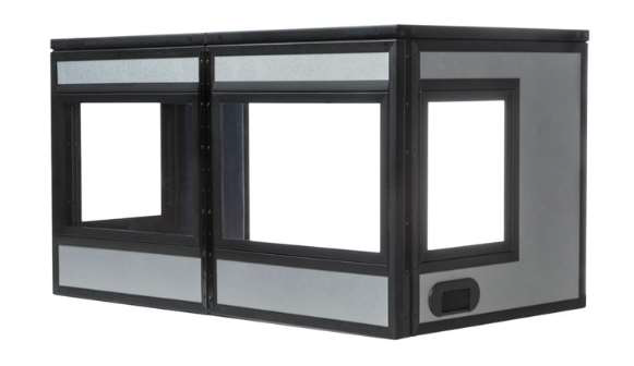 Una caja gris y negra con dos ventanas sobre un fondo blanco.