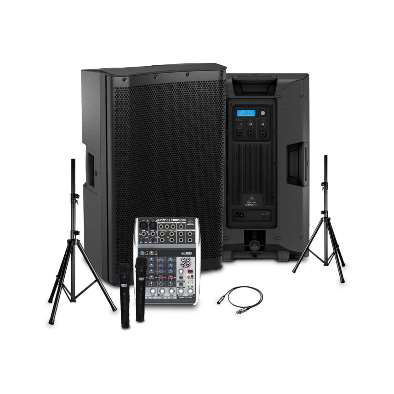 Un par de altavoces, un mezclador y un micrófono están ubicados uno al lado del otro sobre un fondo blanco.