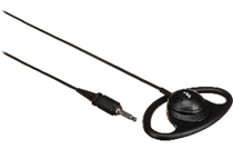 Un par de auriculares con un cable conectado a ellos sobre un fondo blanco.