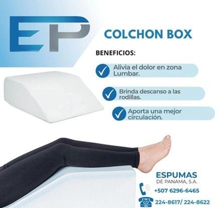 Almohada blanca con texto en español que muestra a una persona descansando las piernas.