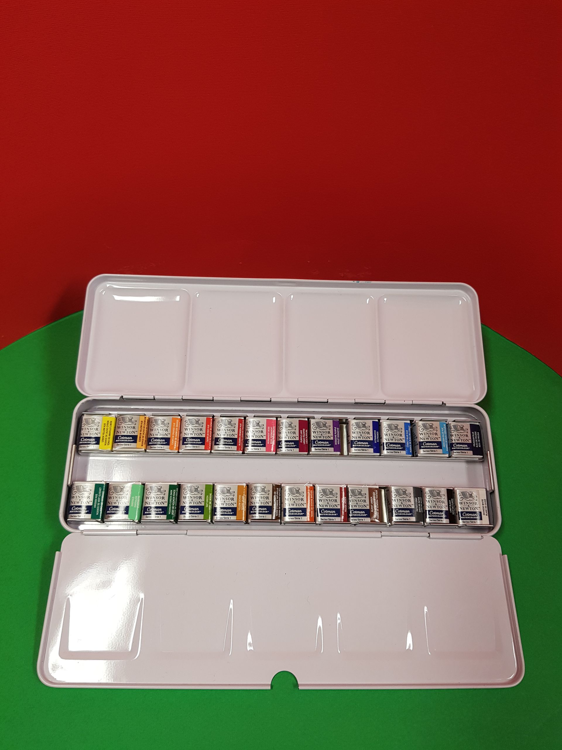 Set di acquerelli bianchi aperti con sfondo rosso e verde.