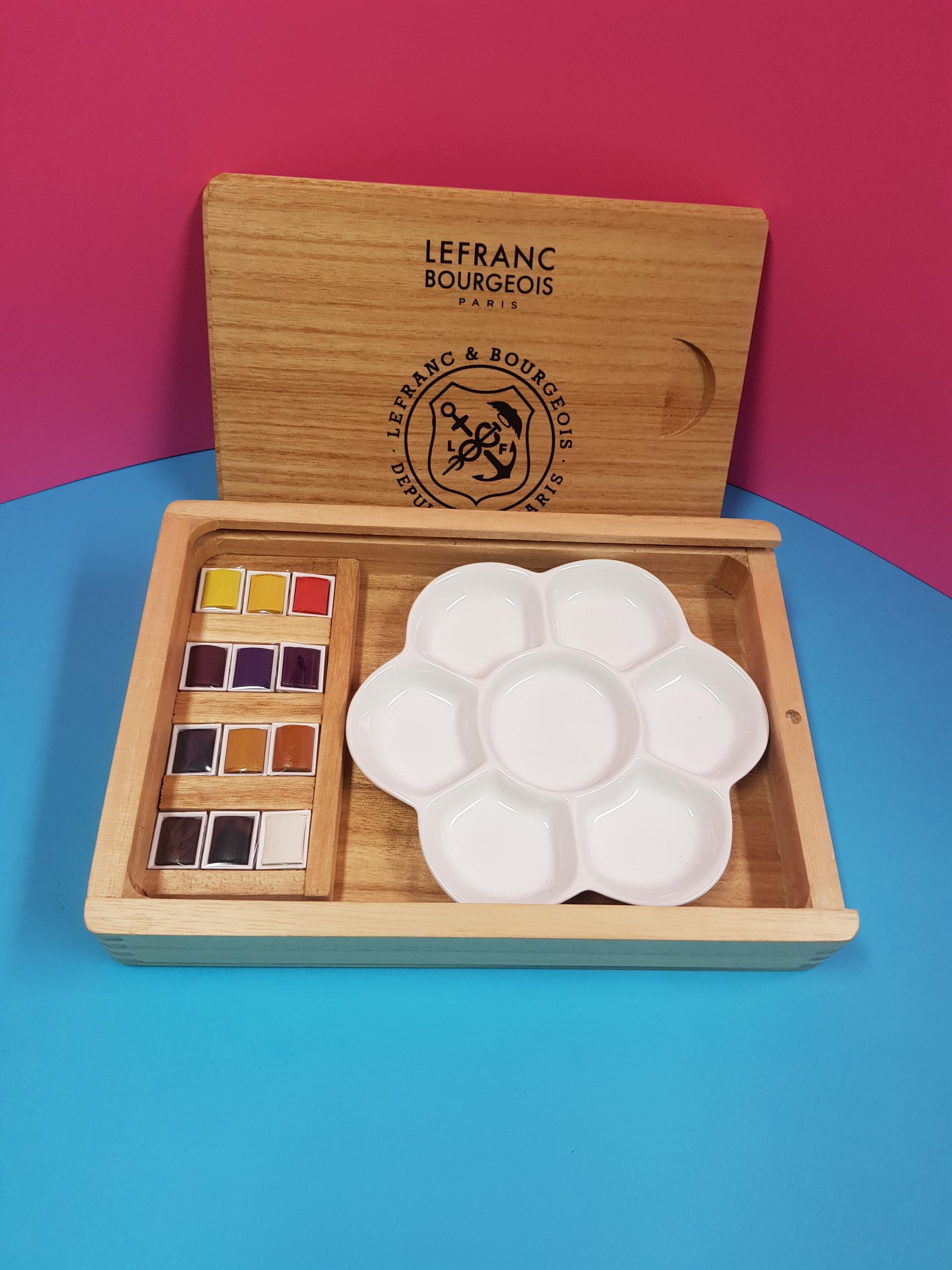 Set di acquerelli in legno con tavolozza e colori in pastiglie.