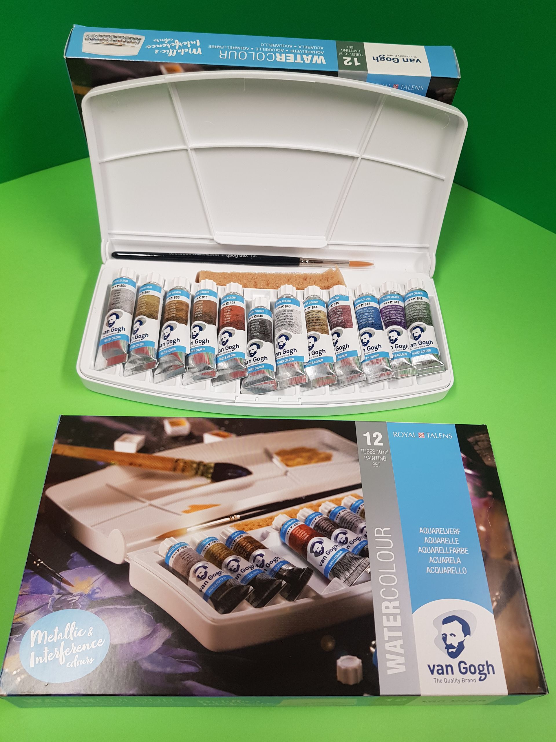 Set di acquerelli; tavolozza aperta, tubetti di colore visibili. La scatola è mostrata sotto.