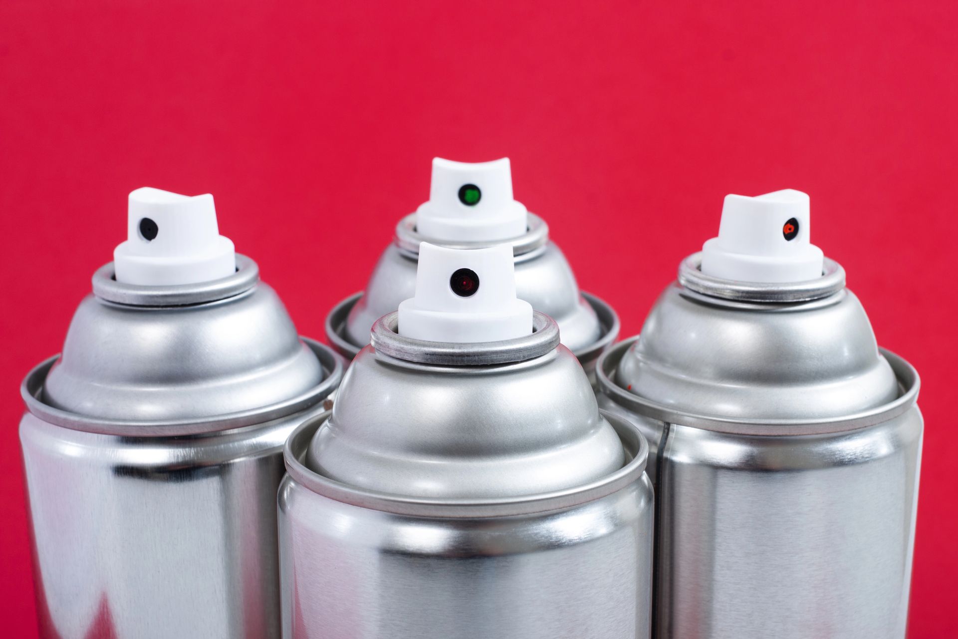 Lattina di olio gialla sull'asfalto, ugello esteso, pronta a erogare lubrificante.